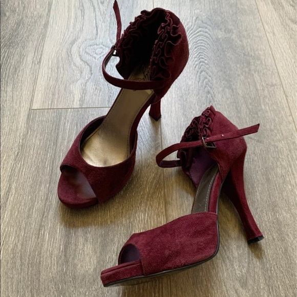 Fergie ankles strap heels